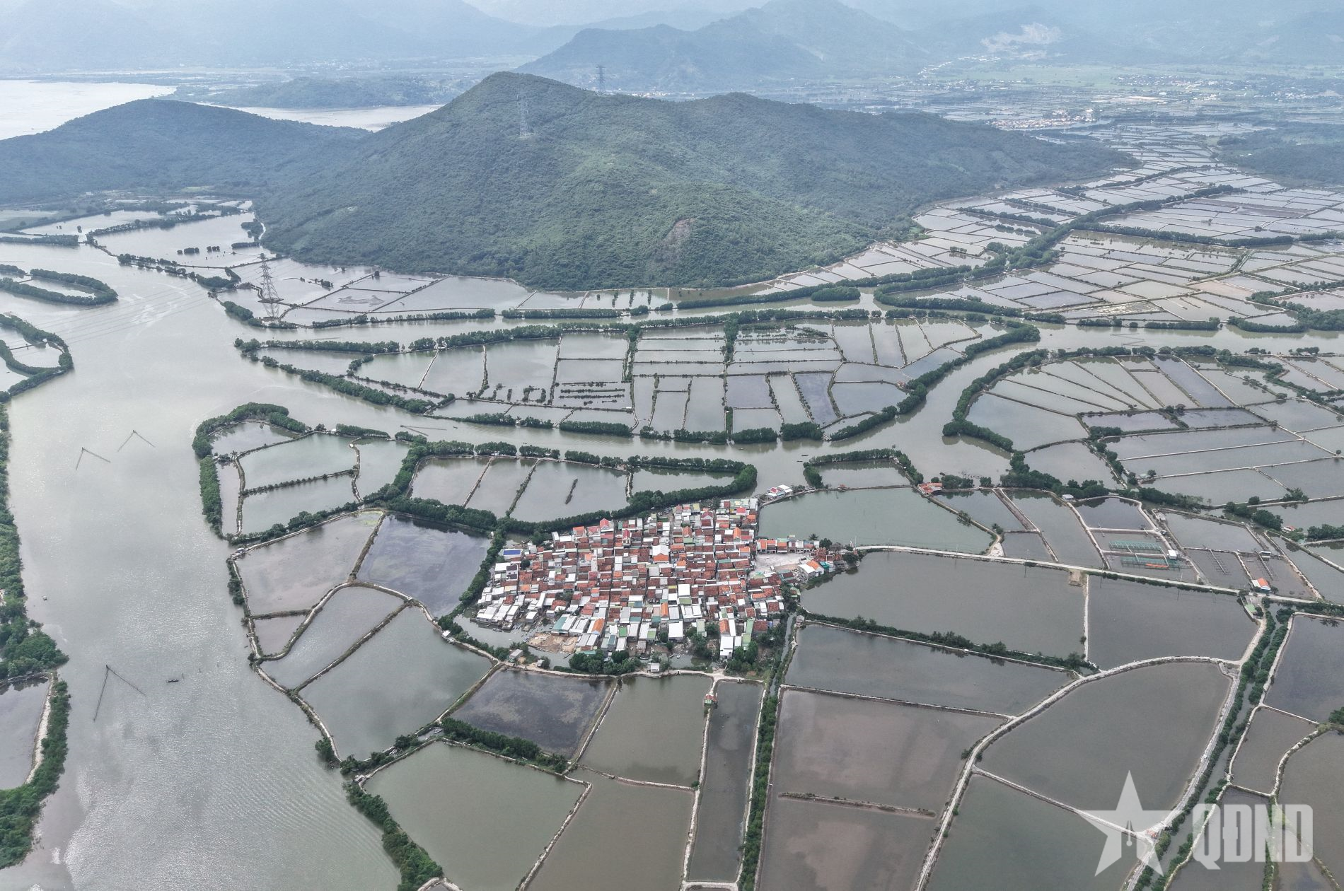 Ngôi làng Hà Liên độc đáo giữa mênh mông sóng nước